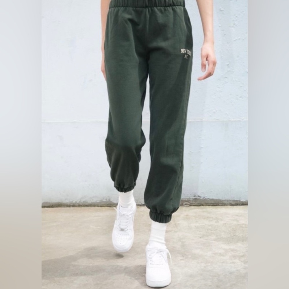 brandy melville rosa new york joggers in dark green! one size, (xs,s,m)